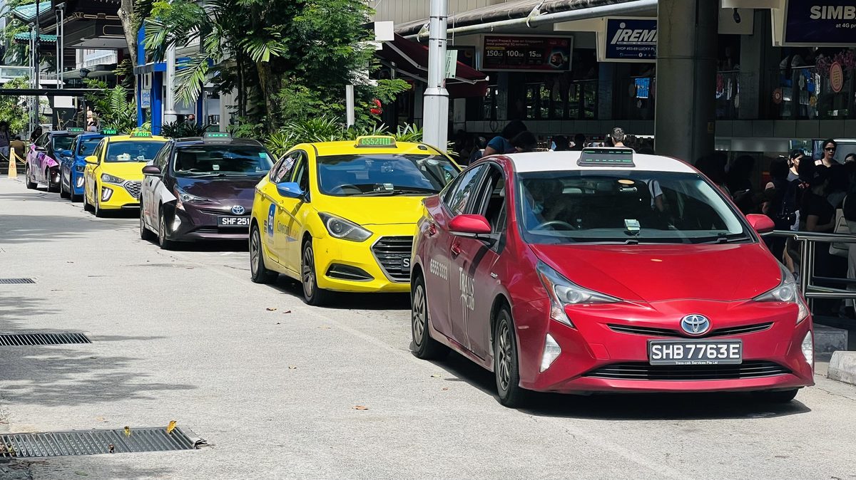 Singapore taxis queueing at the Lucky Plaza taxi stand on Orchard Road